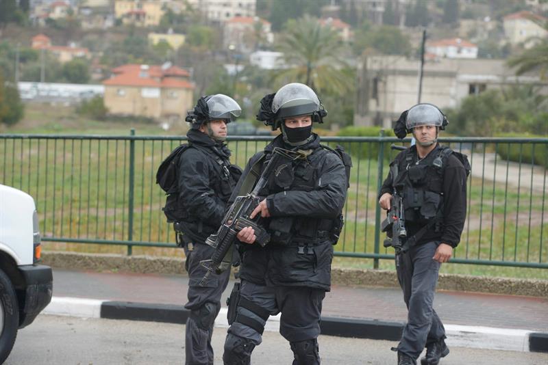 <p>Un joven israelí de 18 años apuñalada y herida crítica por un palestino</p> <p>Un joven israelí de 18 años apuñalada y herida crítica por un palestino</p>