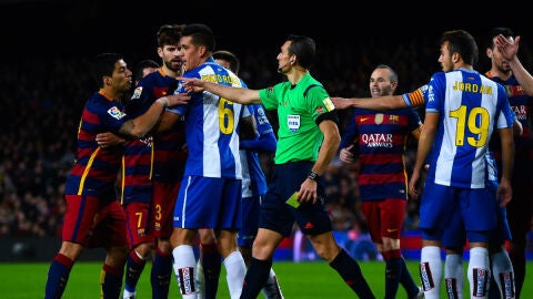 Luis Su&aacute;rez se encara ante los jugadores del Espanyol