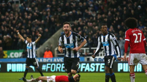 Paul Dummett anota el empate definitivo ante el United