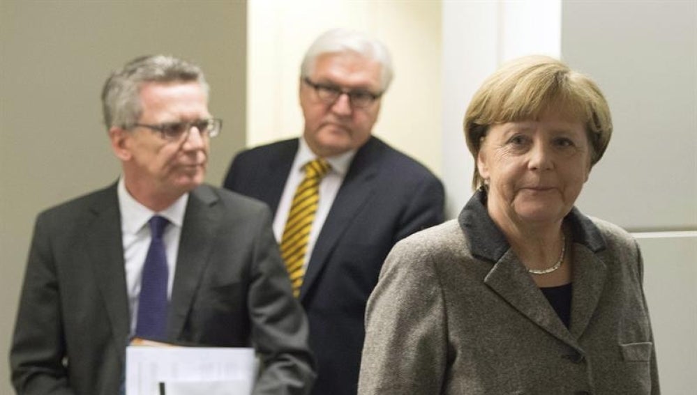 La canciller alemana, Angela Merkel (d), y los ministros de Interior, el conservador Thomas de Maizière (i), y de Exteriores, Frank Walter Steinmeier