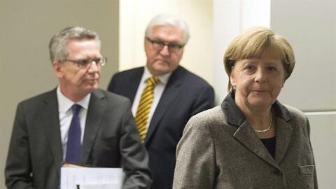 La canciller alemana, Angela Merkel (d), y los ministros de Interior, el conservador Thomas de Maizi&egrave;re (i), y de Exteriores, Frank Walter Steinmeier