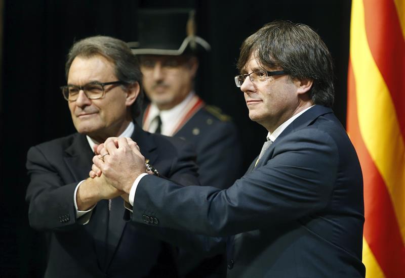 Puigdemont promete fidelidad al "pueblo de Cataluña" y obvia la Constitución Puigdemont promete fidelidad al "pueblo de Cataluña" y obvia la Constitución