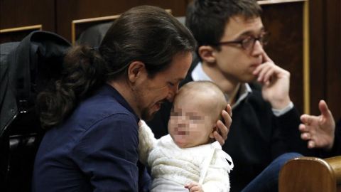 Pablo Iglesias, en su esca&ntilde;o, acuna al beb&eacute; de Carolina Bescansa