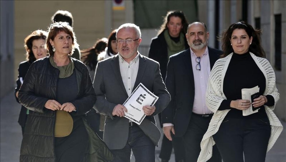 El secretario general de Podemos en la Comunitat Valenciana y portavoz parlamentario Les Corts, Antonio Montiel (centro), acompañado por otros miembros de la formación