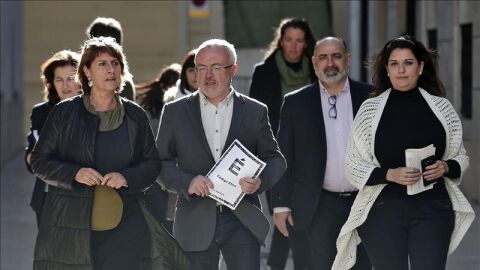 El secretario general de Podemos en la Comunitat Valenciana y portavoz parlamentario Les Corts, Antonio Montiel (centro), acompa&ntilde;ado por otros miembros de la formaci&oacute;n