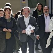 El secretario general de Podemos en la Comunitat Valenciana y portavoz parlamentario Les Corts, Antonio Montiel (centro), acompañado por otros miembros de la formación