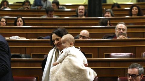 Carolina Bescansa en el Congreso de los Diputados con su beb&eacute;