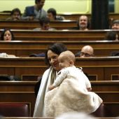Carolina Bescansa en el Congreso de los Diputados con su bebé