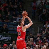 Pau Gasol tira a canasta en un partido con los Bulls