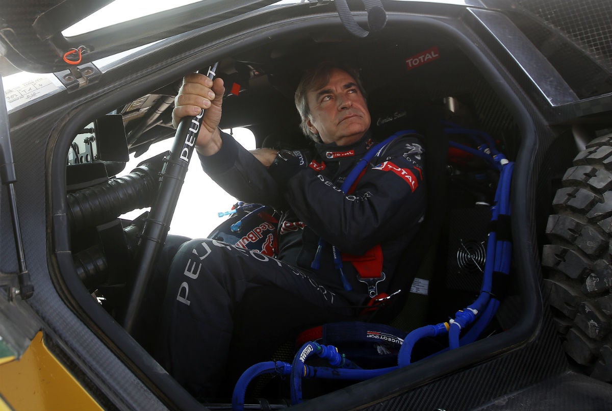 Carlos Sainz abandona el Rally Dakar por una avería mecánica Carlos Sainz abandona el Rally Dakar por una avería mecánica