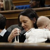 La diputada de Podemos Carolina Bescansa, con su bebé