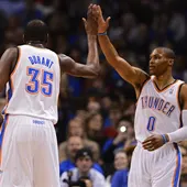Durant y Westbrook celebran la victoria Durant y Westbrook celebran la victoria