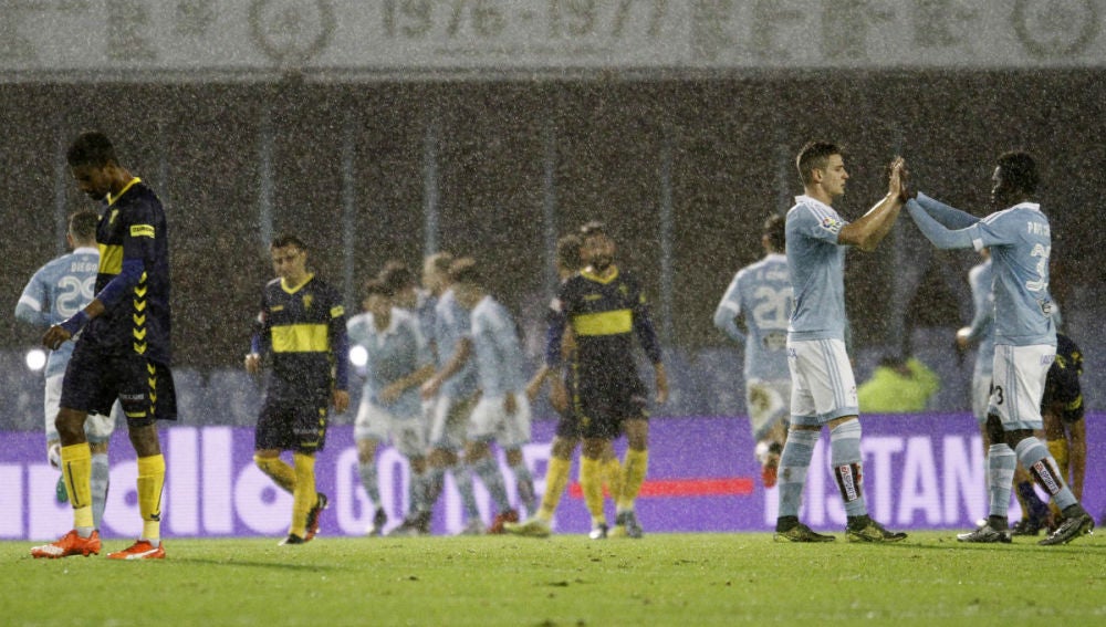 Los jugadores del Celta celebran la victoria bajo la lluvia