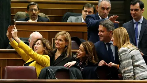 Un grupo de diputados se hacen fotos durante la constitución de las nuevas Cortes Generales Un grupo de diputados se hacen fotos durante la constitución de las nuevas Cortes Generales