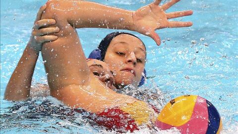 La jugadora espa&ntilde;ola Mar&iacute;a Carmen Garc&iacute;a en acci&oacute;n con la francesa Estelle Millot