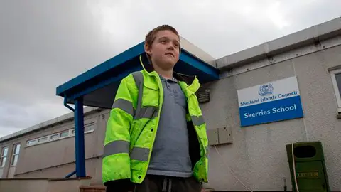 Aaron Andersonn, el único alumno de un colegio escocés Fotografía de Aaron Andersonn, el único alumno de un colegio escocés en las pequeñas islas Shetland