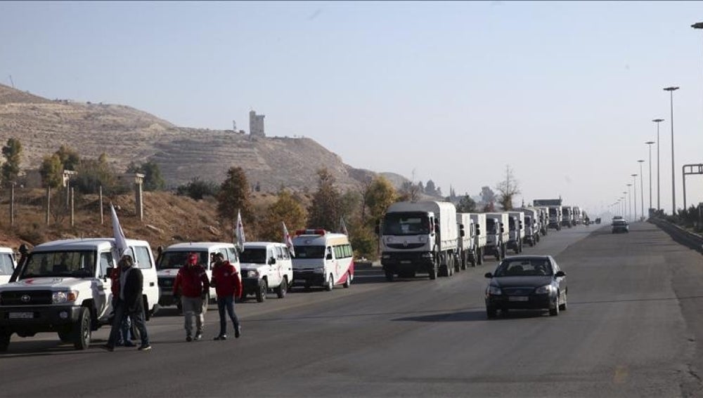 Un convoy de ayuda humanitaria se dirige hacia la sitiada localidad de Madaya a unos 24 km de Damasco 