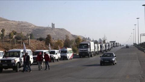 Un convoy de ayuda humanitaria se dirige hacia la sitiada localidad de Madaya a unos 24 km de Damasco 