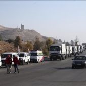 Un convoy de ayuda humanitaria se dirige hacia la sitiada localidad de Madaya a unos 24 km de Damasco 