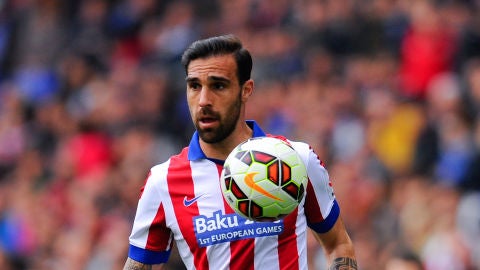 Jes&uacute;s G&aacute;mez, controla el bal&oacute;n con tranquilidad en el partido de Liga ante el Espanyol