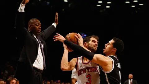 José Manuel Calderón intenta pasar el balón ante la defensa de Shane Larkin José Manuel Calderón intenta pasar el balón ante la defensa de Shane Larkin