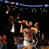 José Manuel Calderón intenta pasar el balón ante la defensa de Shane Larkin José Manuel Calderón intenta pasar el balón ante la defensa de Shane Larkin