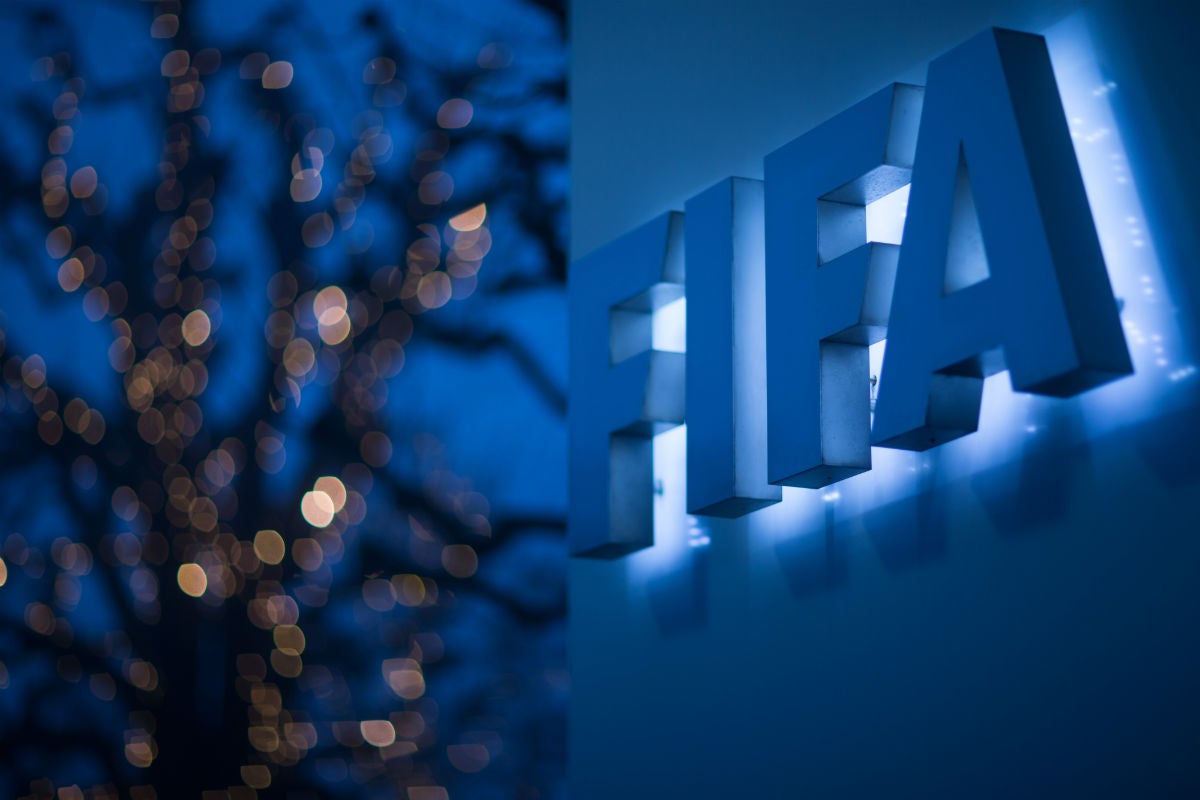 La FIFA concede al Atlético y al Real Madrid la suspensión cautelar de la sanción de no poder fichar ni dar de alta jugadores La FIFA concede al Atlético y al Real Madrid la suspensión cautelar de la sanción de no poder fichar ni dar de alta jugadores