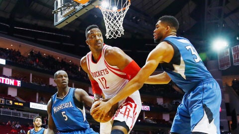 Dwight Howard pelea en la pintura ante la defensa de Towns