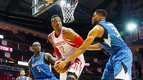 Dwight Howard pelea en la pintura ante la defensa de Towns Dwight Howard pelea en la pintura ante la defensa de Towns