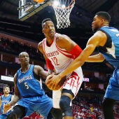 Dwight Howard pelea en la pintura ante la defensa de Towns