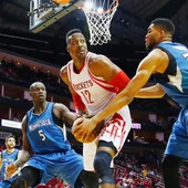 Dwight Howard pelea en la pintura ante la defensa de Towns Dwight Howard pelea en la pintura ante la defensa de Towns