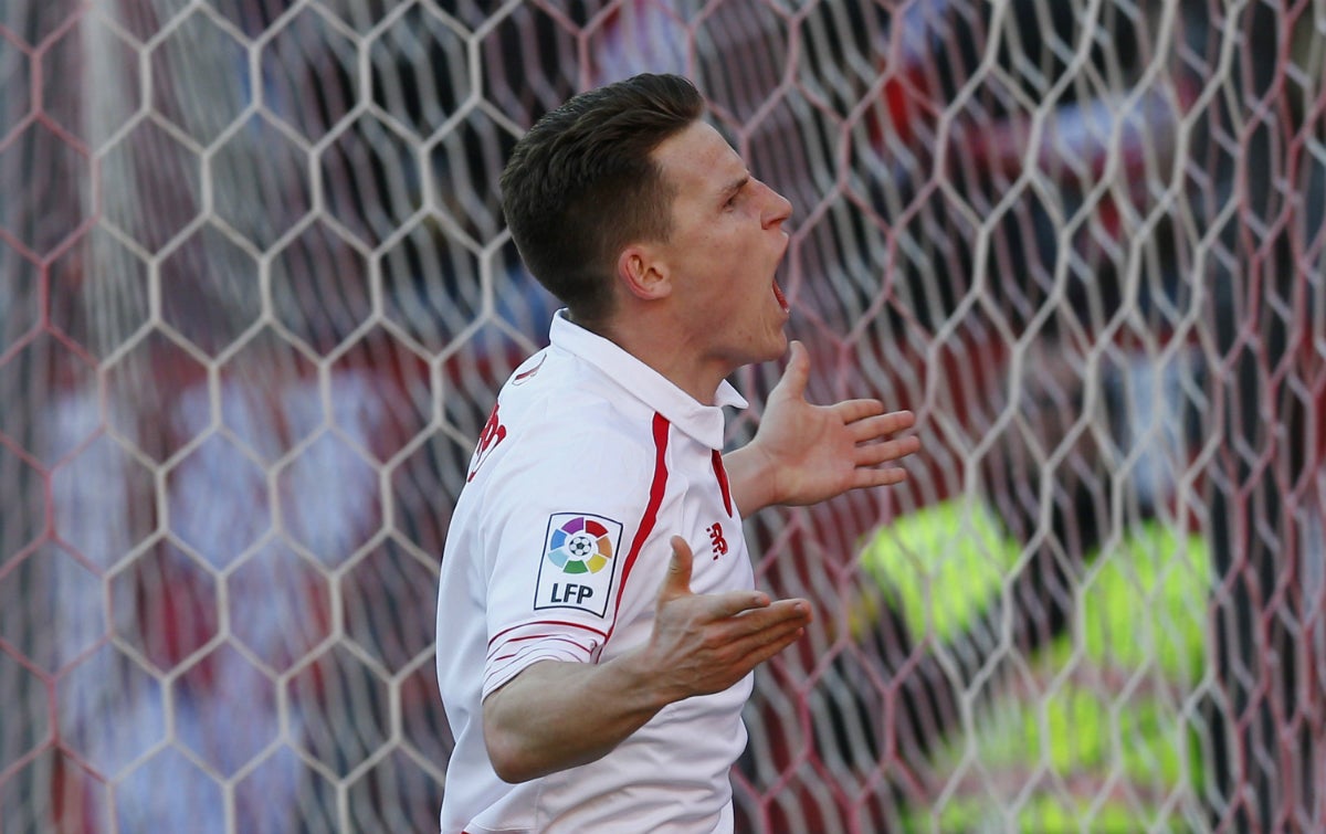 2 - 1: Un error colectivo y otro arbitral le cuestan la derrota al Málaga en el Sánchez Pizjuán 2 - 1: Un error colectivo y otro arbitral le cuestan la derrota al Málaga en el Sánchez Pizjuán