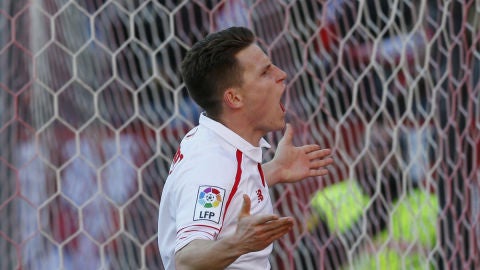 Gameiro celebra un gol con el Sevilla