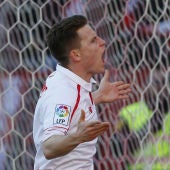 Gameiro celebra un gol con el Sevilla