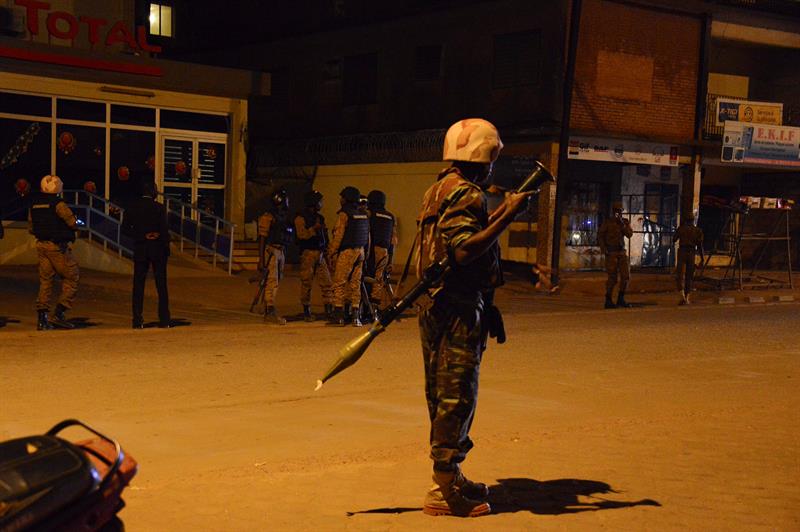 Al menos 23 muertos de 18 nacionalidades en el ataque al hotel de Burkina Al menos 23 muertos de 18 nacionalidades en el ataque al hotel de Burkina
