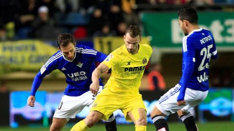 Soldado intenta regatear a Petros en el partido ante el Betis