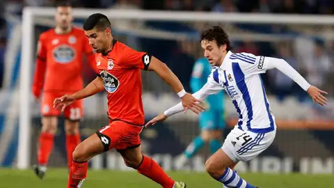 Juanfran conduce el balón ante la defensa de Rubén Pardo Juanfran conduce el balón ante la defensa de Rubén Pardo