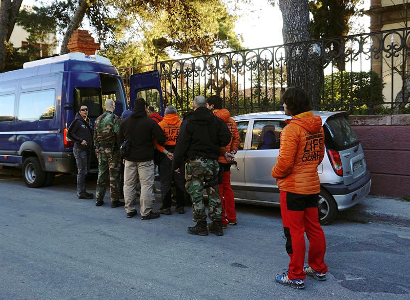 Liberados los tres bomberos españoles detenidos en Grecia acusados de tráfico de personas Liberados los tres bomberos españoles detenidos en Grecia acusados de tráfico de personas