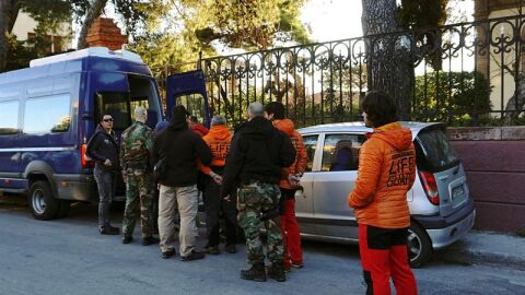 Fotograf&iacute;a realizada de los tres bomberos sevillanos de la asociaci&oacute;n Proem-Aid entrando en un furg&oacute;n para su traslado a las autoridades judiciales tras ser detenidos por presunto tr&aacute;fico de personas cuando ayudaban a llegar a la costa griega a refugiados sirios.