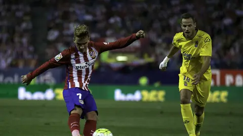 Griezmann, ante Javi Castellanos Griezmann, ante Javi Castellanos