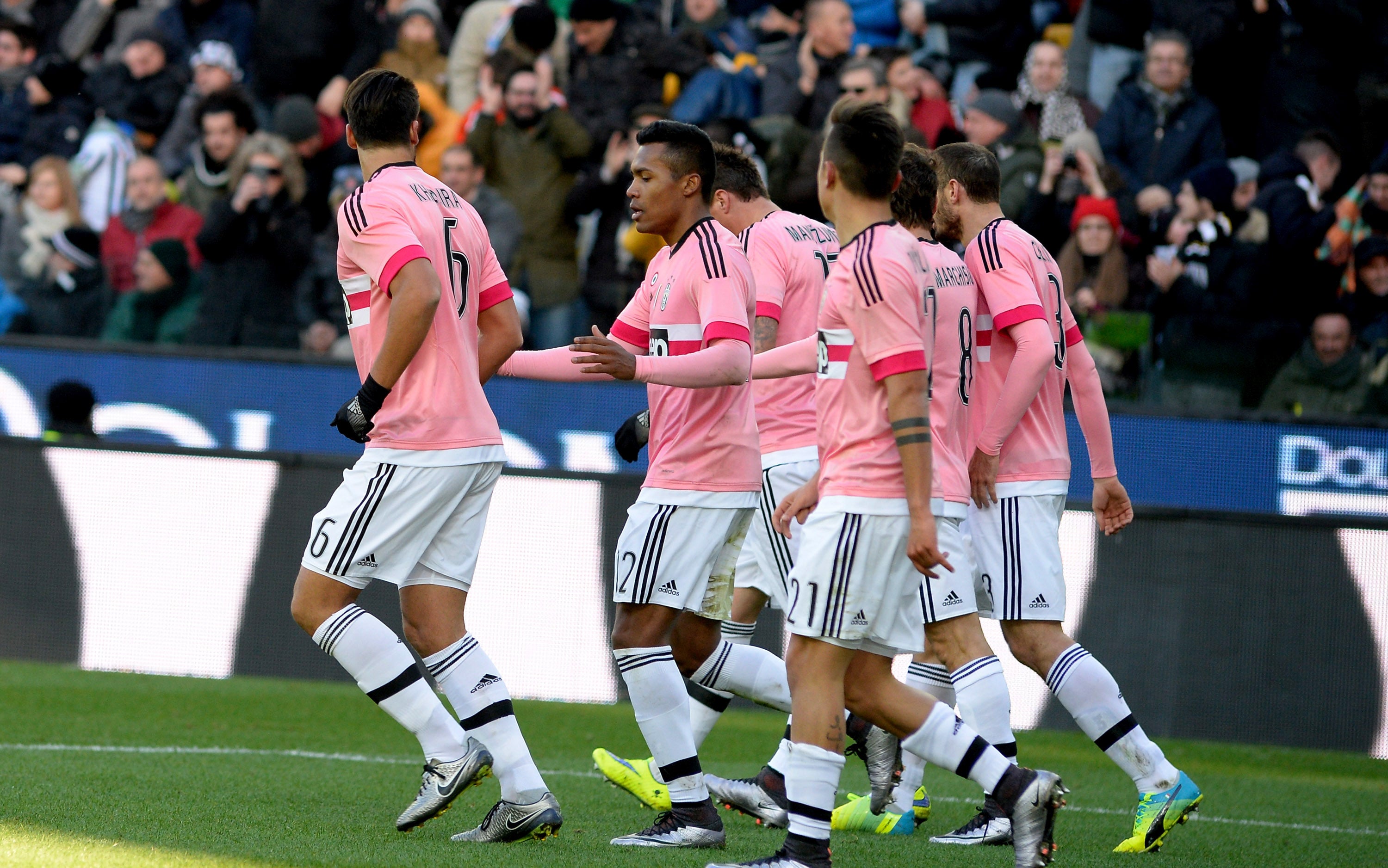 La Juventus golea al Udinese y la Roma empata con el colista Verona La Juventus golea al Udinese y la Roma empata con el colista Verona