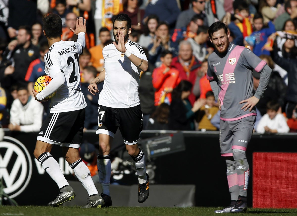Negredo y Alcácer dan un punto a un flojo Valencia ante el Rayo en Mestalla Negredo y Alcácer dan un punto a un flojo Valencia ante el Rayo en Mestalla