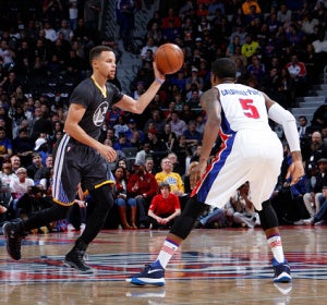 Stephen Curry conduce el balón ante la defensa de Caldwell-Pope Stephen Curry conduce el balón ante la defensa de Caldwell-Pope