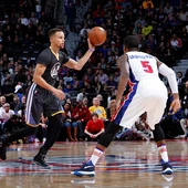 Stephen Curry conduce el balón ante la defensa de Caldwell-Pope Stephen Curry conduce el balón ante la defensa de Caldwell-Pope