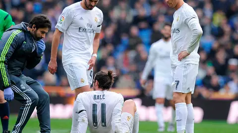 Bale se duele en el césped, ante la mirada de Benzema y Cristiano Bale se duele en el césped, ante la mirada de Benzema y Cristiano