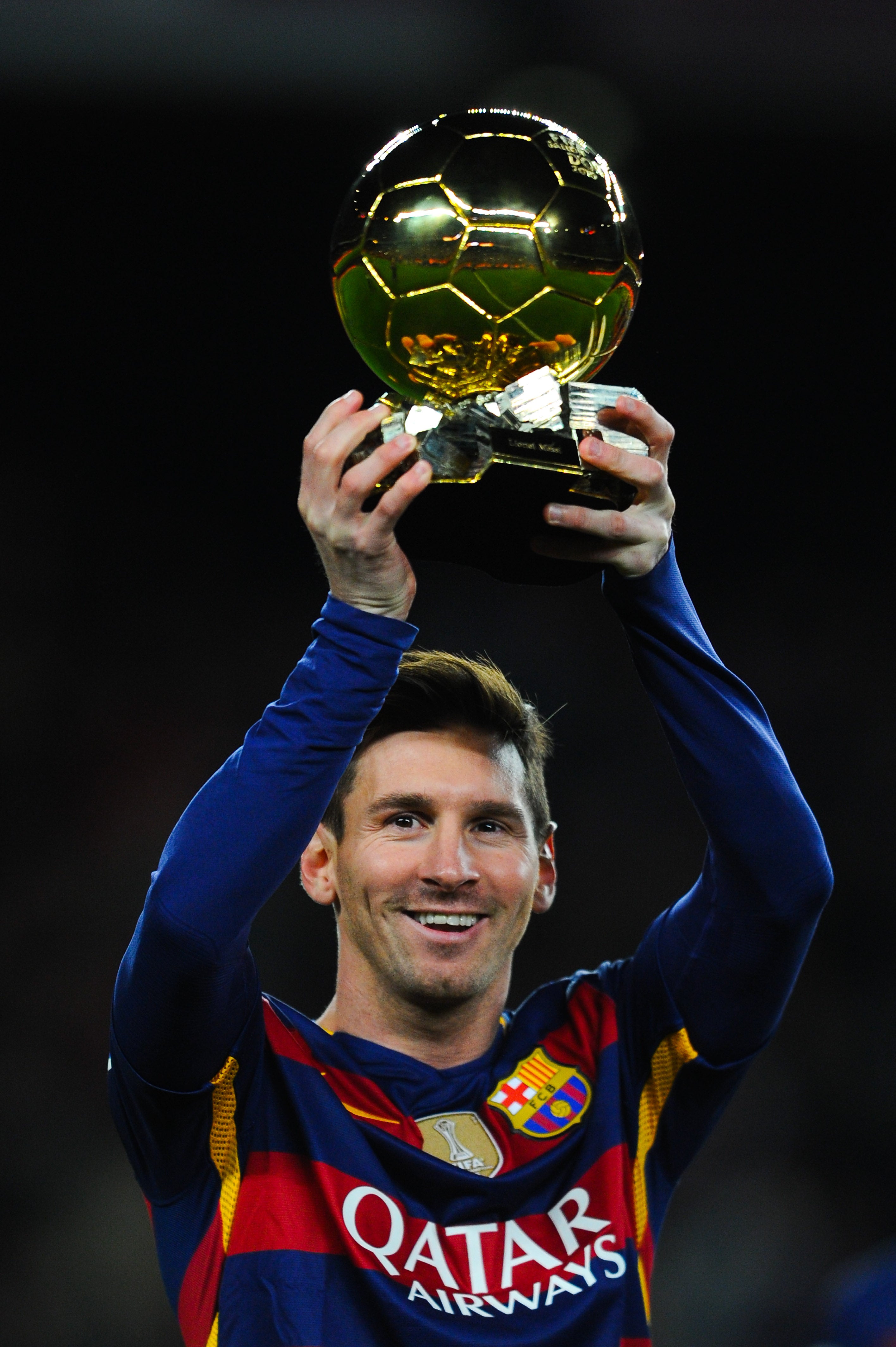 Messi ofrece su quinto Balón de Oro al Camp Nou Messi ofrece su quinto Balón de Oro al Camp Nou