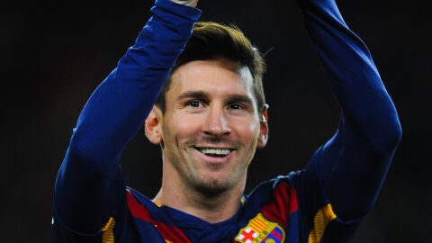 Leo Messi ofrece su quinto Bal&oacute;n de Oro al Camp Nou