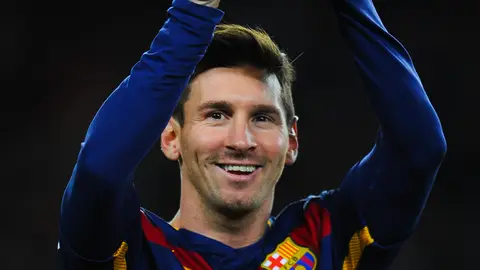 Leo Messi ofrece su quinto Balón de Oro al Camp Nou Leo Messi ofrece su quinto Balón de Oro al Camp Nou
