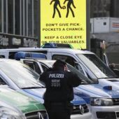 Un policía patrulla cerca de la estación central de tren de Colonia