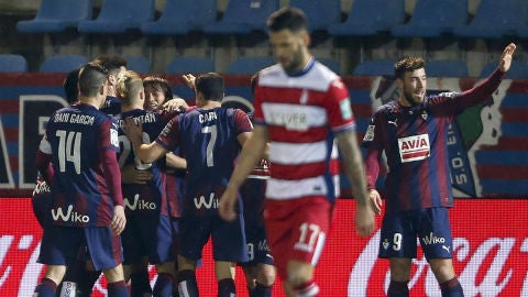 Los jugadores del Eibar celebran el gol de Inui